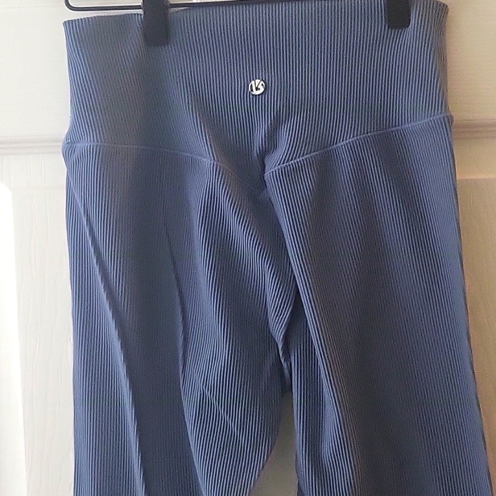 Size M ribbed Buffbunny Leggings in dusky blue